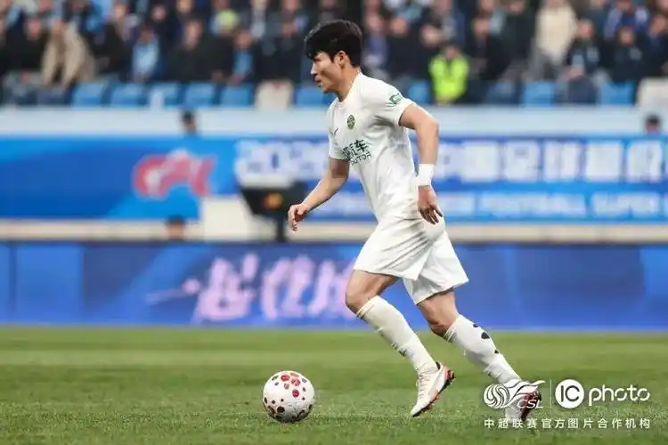 欧冠对决：巴塞罗那 VS 巴黎圣日耳曼
